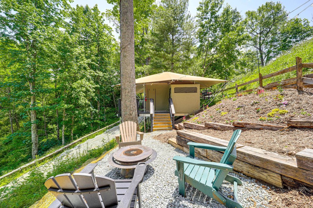 Outside overview of the luxury glamping tent on the ridge