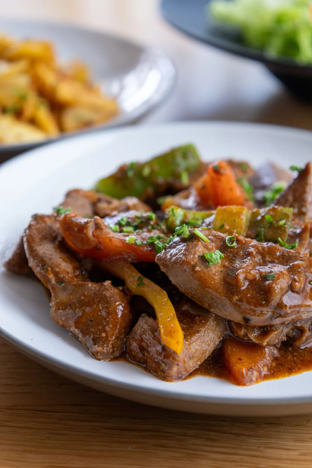 Braised liver strips with bell peppers in sauce