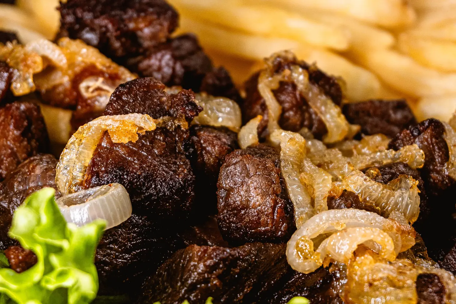 Cooked liver with caramelised onions